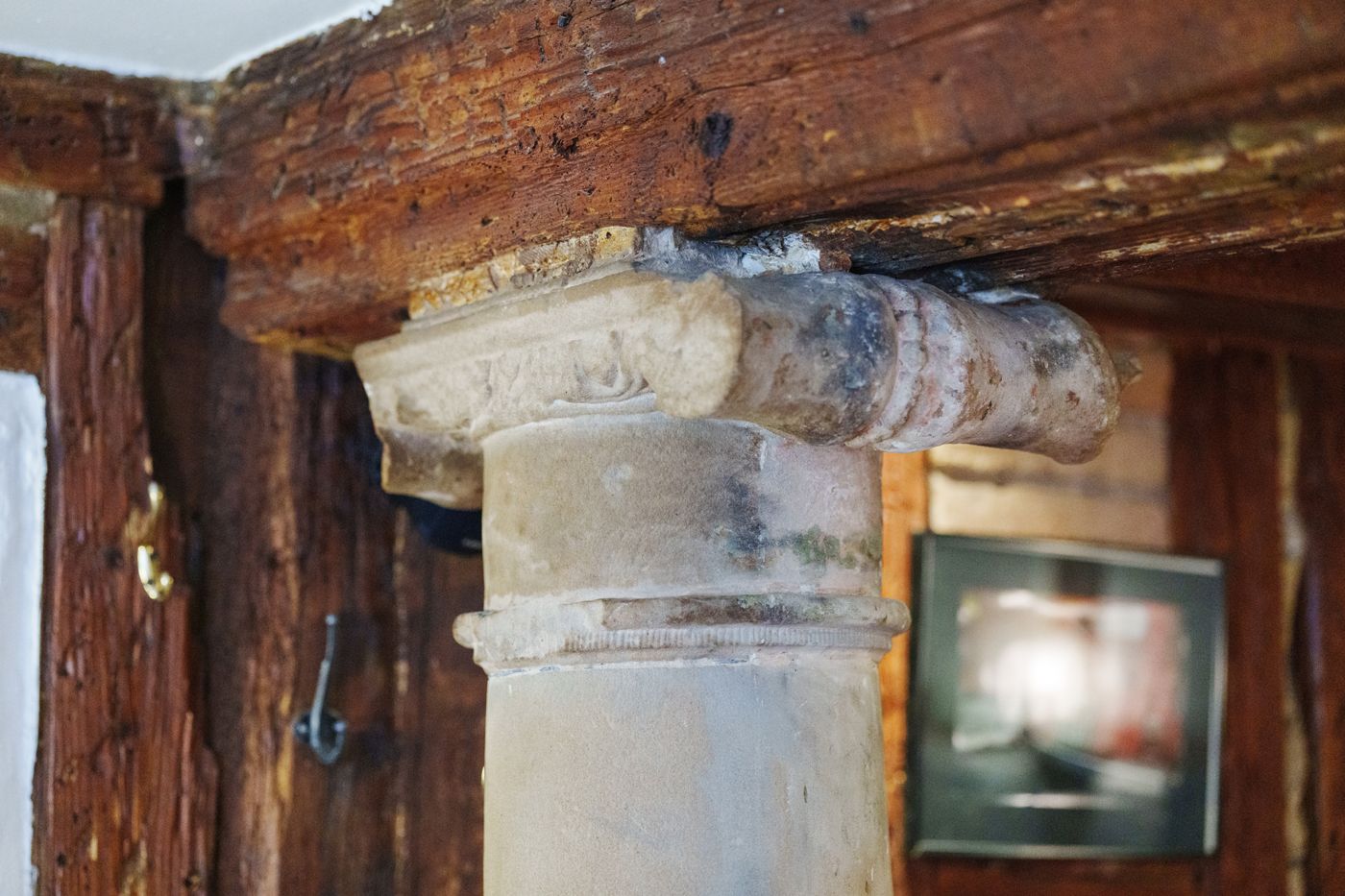 La colonne de pierre antique au cœur de la salle
